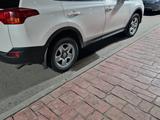 Toyota RAV4 2015 года за 13 100 000 тг. в Астана