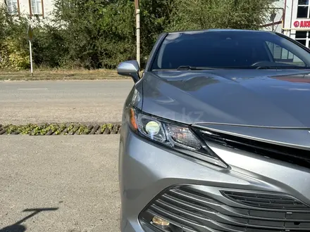 Toyota Camry 2020 года за 8 000 000 тг. в Аксай – фото 6