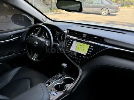 Toyota Camry 2018 года за 13 800 000 тг. в Алматы – фото 9