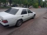 Mercedes-Benz E 230 1993 годаfor800 000 тг. в Караганда – фото 4