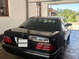 Mercedes-Benz E 320 1997 года за 2 800 000 тг. в Тараз – фото 3