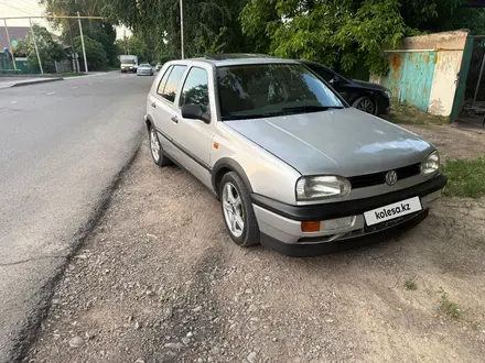 Volkswagen Golf 1994 года за 800 000 тг. в Алматы