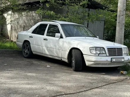 Mercedes-Benz E 320 1993 года за 2 300 000 тг. в Алматы