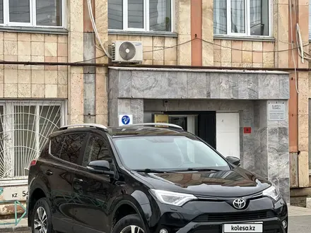 Toyota RAV4 2019 года за 12 500 000 тг. в Уральск – фото 2