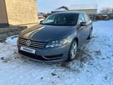 Volkswagen Passat 2014 года за 5 500 000 тг. в Атырау – фото 2