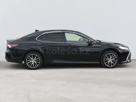 Toyota Camry 2023 года за 15 599 990 тг. в Атырау – фото 4