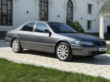 Toyota Camry 1998 года за 3 500 000 тг. в Тараз – фото 2
