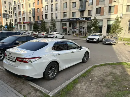 Toyota Camry 2018 года за 13 200 000 тг. в Астана – фото 14