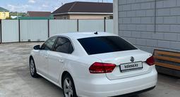 Volkswagen Passat 2012 года за 6 200 000 тг. в Атырау – фото 2