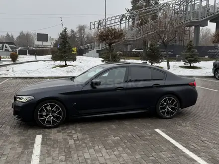 BMW 530 2022 года за 29 900 000 тг. в Алматы – фото 2