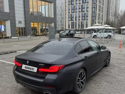 BMW 530 2022 года за 29 900 000 тг. в Алматы – фото 5