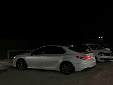 Toyota Camry 2021 года за 15 500 000 тг. в Уральск – фото 4