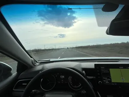 Toyota Camry 2021 года за 15 500 000 тг. в Уральск – фото 10