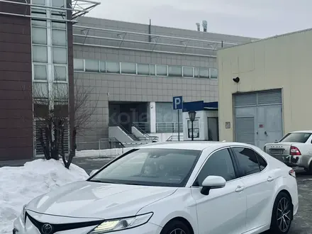 Toyota Camry 2021 года за 15 500 000 тг. в Уральск – фото 2