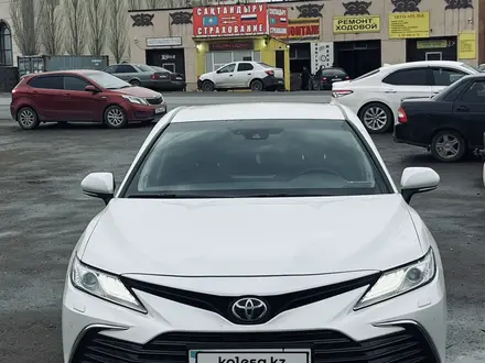 Toyota Camry 2021 года за 15 500 000 тг. в Уральск – фото 3
