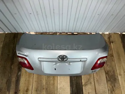 Крышка багажника на Toyota Camry XV40 за 35 000 тг. в Алматы – фото 3