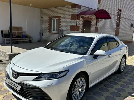 Toyota Camry 2020 года за 13 000 000 тг. в Атырау – фото 2