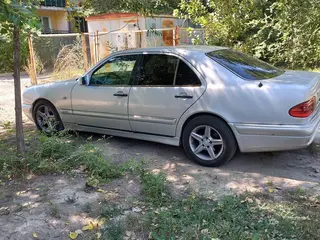 Mercedes-Benz E 230