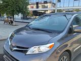 Toyota Sienna 2018 года за 14 200 000 тг. в Атырау – фото 2