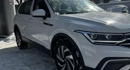 Volkswagen Tiguan 2022 года за 13 850 000 тг. в Алматы – фото 4