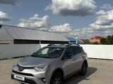 Toyota RAV4 2017 года за 11 400 000 тг. в Уральск – фото 2