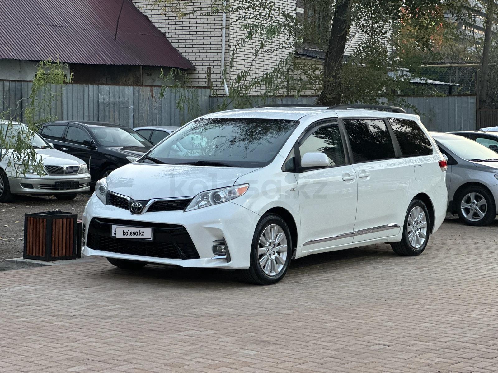 Toyota Sienna 2011 г.