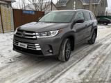 Toyota Highlander 2017 года за 12 000 000 тг. в Атырау – фото 2