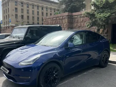 Tesla Model Y 2021 года за 12 900 000 тг. в Алматы – фото 2