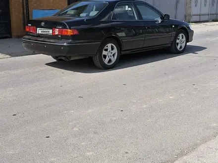 Toyota Camry 2000 года за 5 300 000 тг. в Шымкент – фото 2