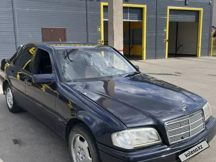 Mercedes-Benz C 220 1995 года за 1 250 000 тг. в Караганда – фото 2