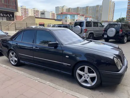 Mercedes-Benz E 230 1995 года за 2 800 000 тг. в Караганда – фото 2