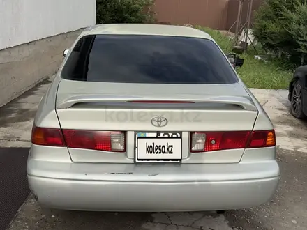 Toyota Camry 2000 года за 3 200 000 тг. в Алматы – фото 2