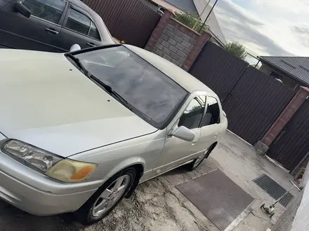 Toyota Camry 2000 года за 3 200 000 тг. в Алматы – фото 3