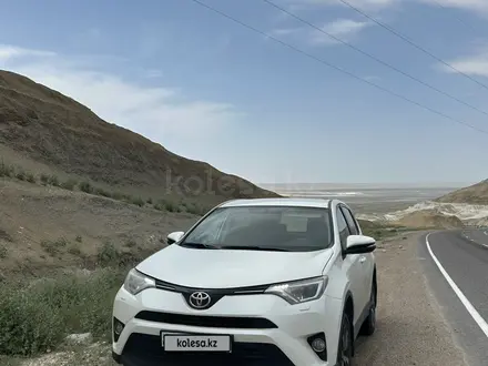 Toyota RAV4 2017 года за 11 500 000 тг. в Атырау