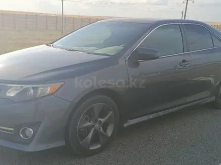 Toyota Camry 2014 года за 7 300 000 тг. в Актобе – фото 2