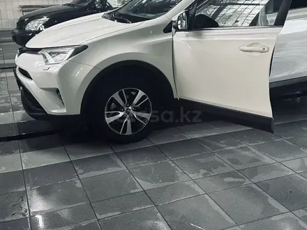 Toyota RAV4 2016 года за 11 800 000 тг. в Алматы – фото 6