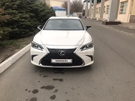 Lexus ES 250 2019 года за 28 000 000 тг. в Тараз