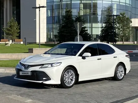 Toyota Camry 2019 года за 14 300 000 тг. в Алматы – фото 2