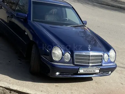 Mercedes-Benz E 200 1996 года за 2 800 000 тг. в Петропавловск