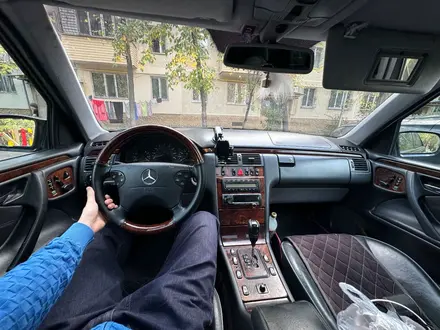 Mercedes-Benz E 320 2000 года за 3 500 000 тг. в Алматы – фото 9