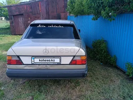 Mercedes-Benz E 200 1988 года за 910 000 тг. в Тайынша – фото 5