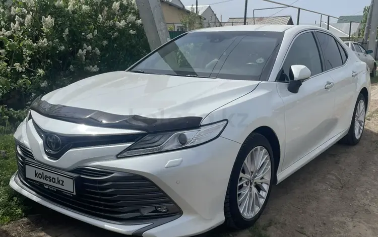 Toyota Camry 2018 года за 16 800 000 тг. в Уральск