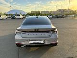 Hyundai Elantra 2022 годаfor11 000 000 тг. в Уральск – фото 4