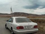 Mercedes-Benz E 240 1999 годаүшін2 400 000 тг. в Усть-Каменогорск – фото 4