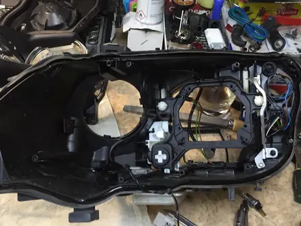 На бмв е60 стекла фар правое и левое за 24 000 тг. в Темиртау – фото 3