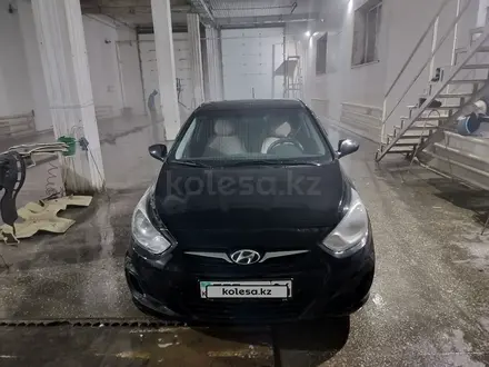 Hyundai Solaris 2013 года за 4 200 000 тг. в Актобе – фото 4