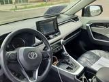 Toyota RAV4 2021 года за 18 200 000 тг. в Уральск – фото 5