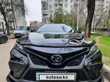 Toyota Camry 2021 года за 13 400 000 тг. в Алматы – фото 2