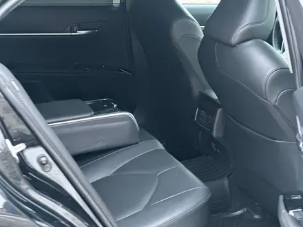 Toyota Camry 2019 года за 14 650 000 тг. в Семей – фото 16