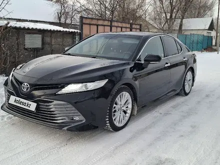 Toyota Camry 2019 года за 14 650 000 тг. в Семей